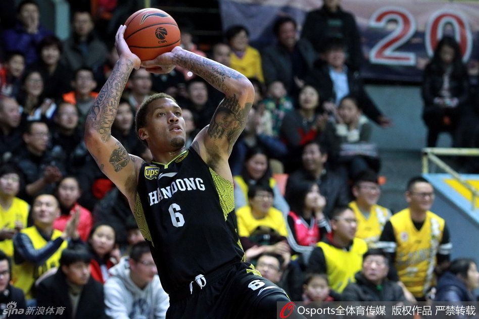 丁彦雨航压低重心，如同猎豹般迅猛地持球向篮下突破，眼神中充满攻击性