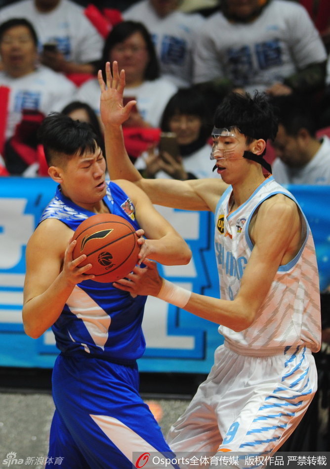 布莱切在对手头顶上演势大力沉的双手暴扣，整个篮筐都为之颤抖，霸气十足震慑全场