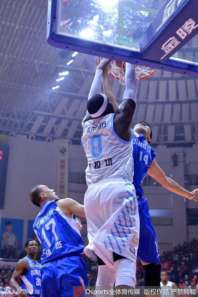 青岛外援吉布森如尖刀般杀入重重防线，在新疆队员围堵下奋力抛投，孤胆英雄本色尽显