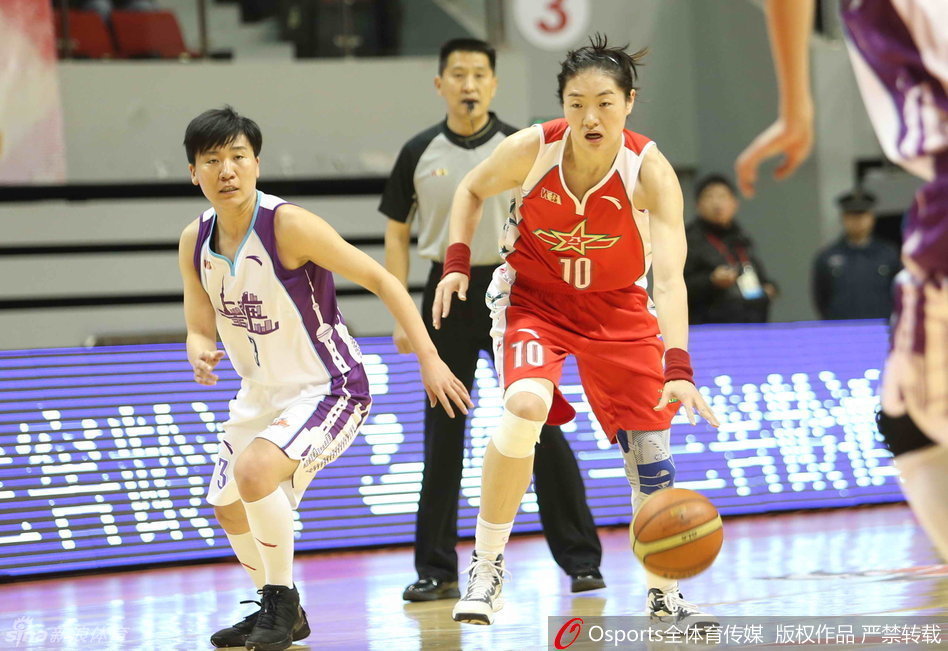 后卫如利刃般持球突破防守，瞬间撕裂对方防线，直杀篮下