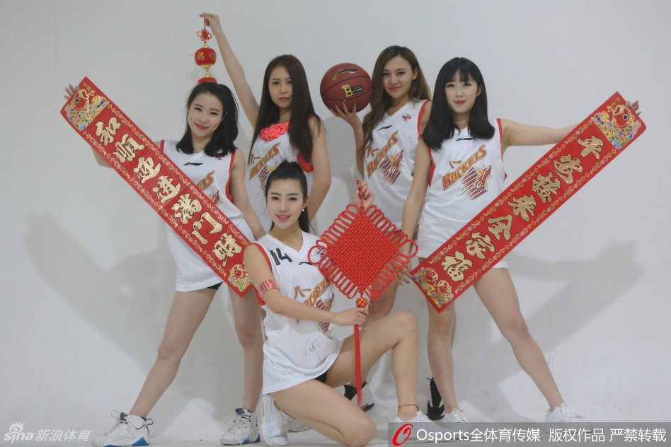 一位篮球宝贝身着鲜红短裙，在镜头前回眸一笑，甜美的酒窝和灵动的眼神仿佛在向观众传递着新春的第一声问候，青春的气息扑面而来。