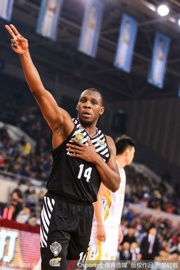 错失关键球后，球员落寞地低头走下场，汗水滑落脸颊，背影写满不甘