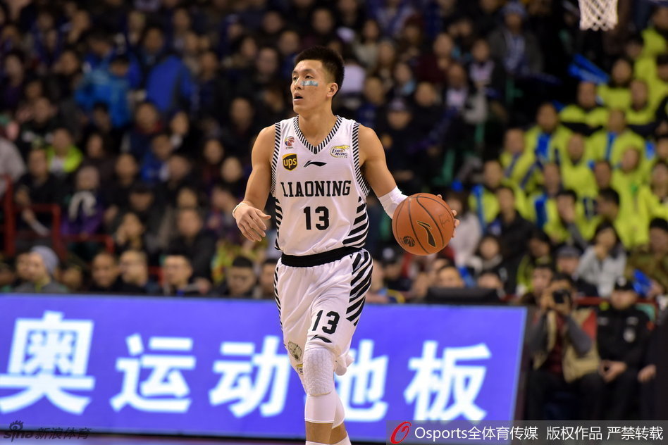 郭艾伦留着新潮的发型，鬓角剃出数字13的轮廓，他咧嘴笑得像个大男孩，充满阳光。