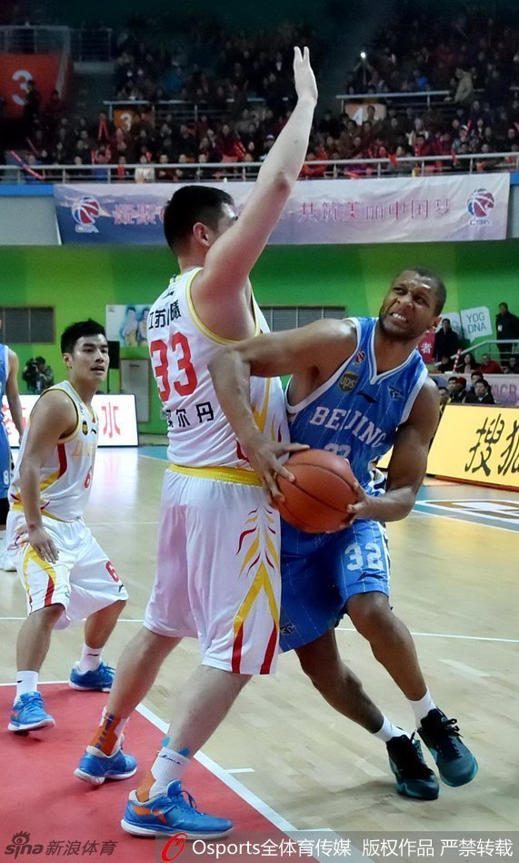 莫里斯在禁区边缘背身强打，肌肉线条在对抗中绷紧，准备用标志性的篮下脚步强攻得分