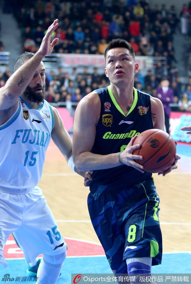 杜锋在场边眉头紧锁双手做着手势大声呼喊，焦急的神情仿佛恨不能自己披挂上阵，场上的每一个细节都牵动着这位少帅的心