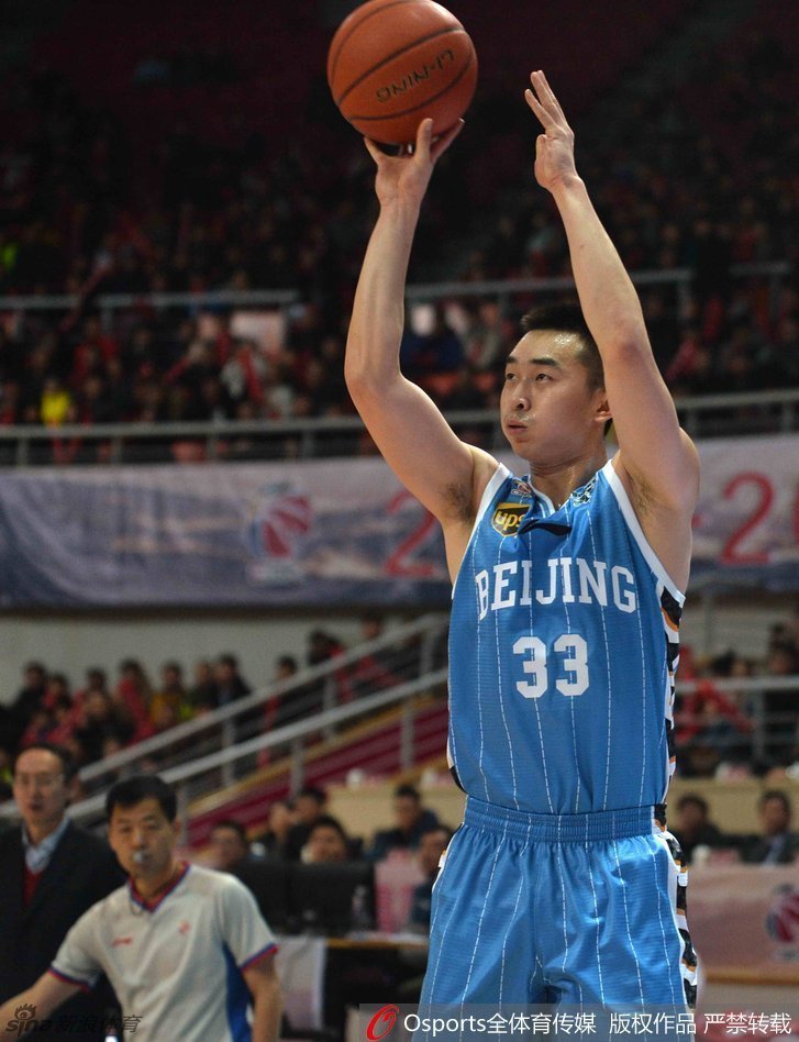 莫里斯奋力跃起，长臂完全伸展，给予对手一次遮天蔽日的飞身封盖