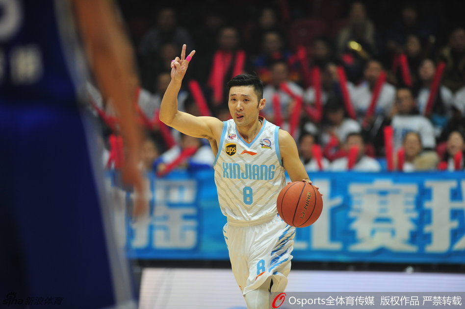 周琦跃起单手将马布里的上篮扇飞，这记排球大帽让全场沸腾，展现出他作为禁区守护神的统治力。