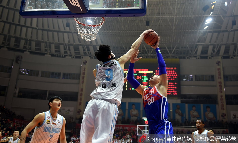 李根戴上了标志性的防护面具，双眸透过面具散发出凛冽的寒光，宛如古战场上的铁面武士，准备给对手致命一击。