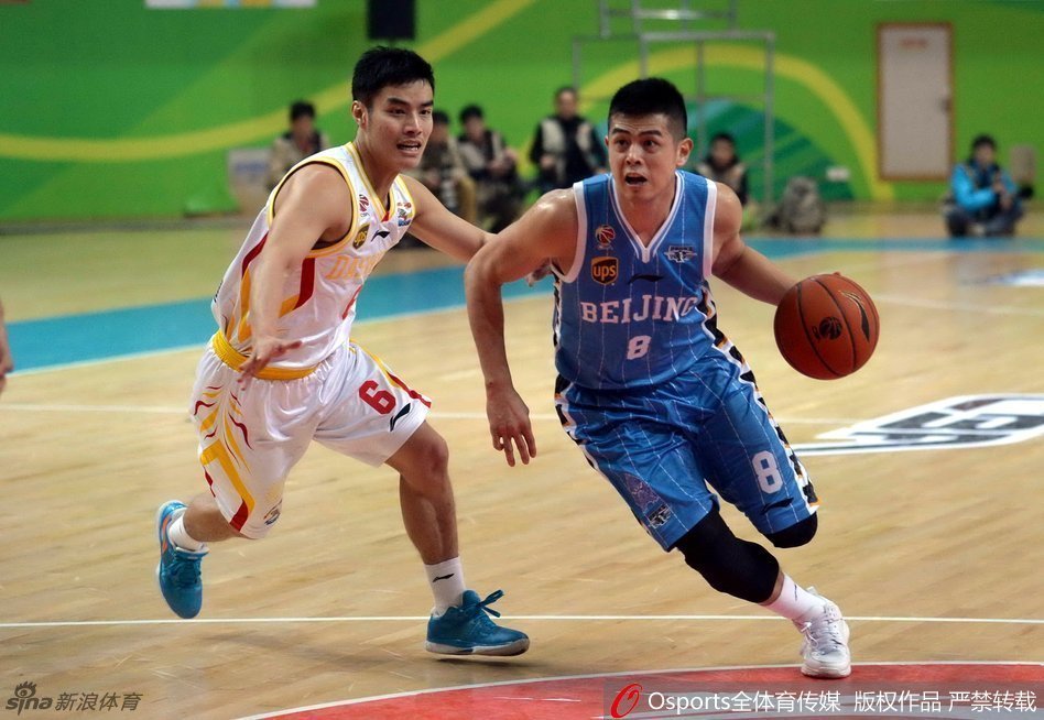 方硕如利刃般撕开防线，眼神坚定的他正在寻找传给莫里斯的最佳路线