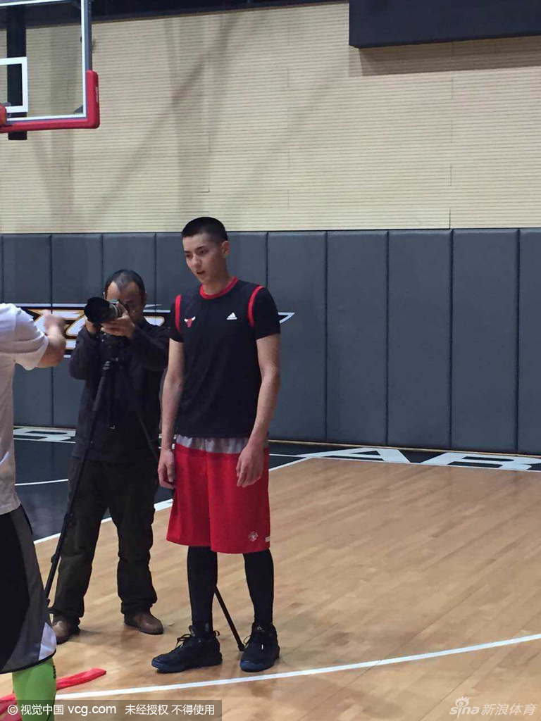 吴亦凡双手持球俯身准备突破，眼神锐利如炬，篮球激情瞬间点燃