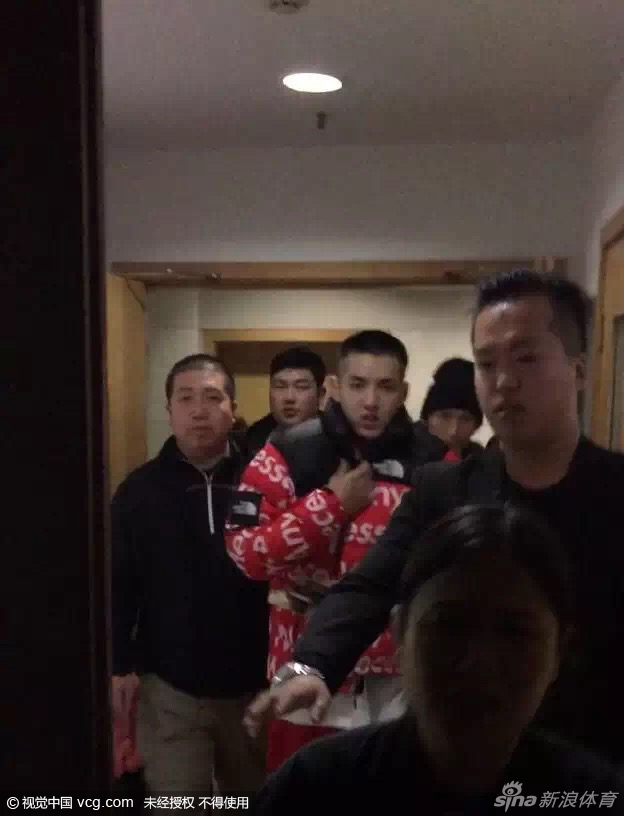 吴亦凡身着黑色运动装在场边慢跑热身，神情专注而放松，仿佛回到少年时代