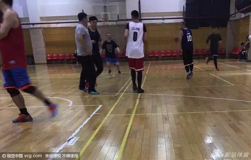 吴亦凡运球突破防线，身姿矫健如风，球场上尽显洒脱不羁的运动风采