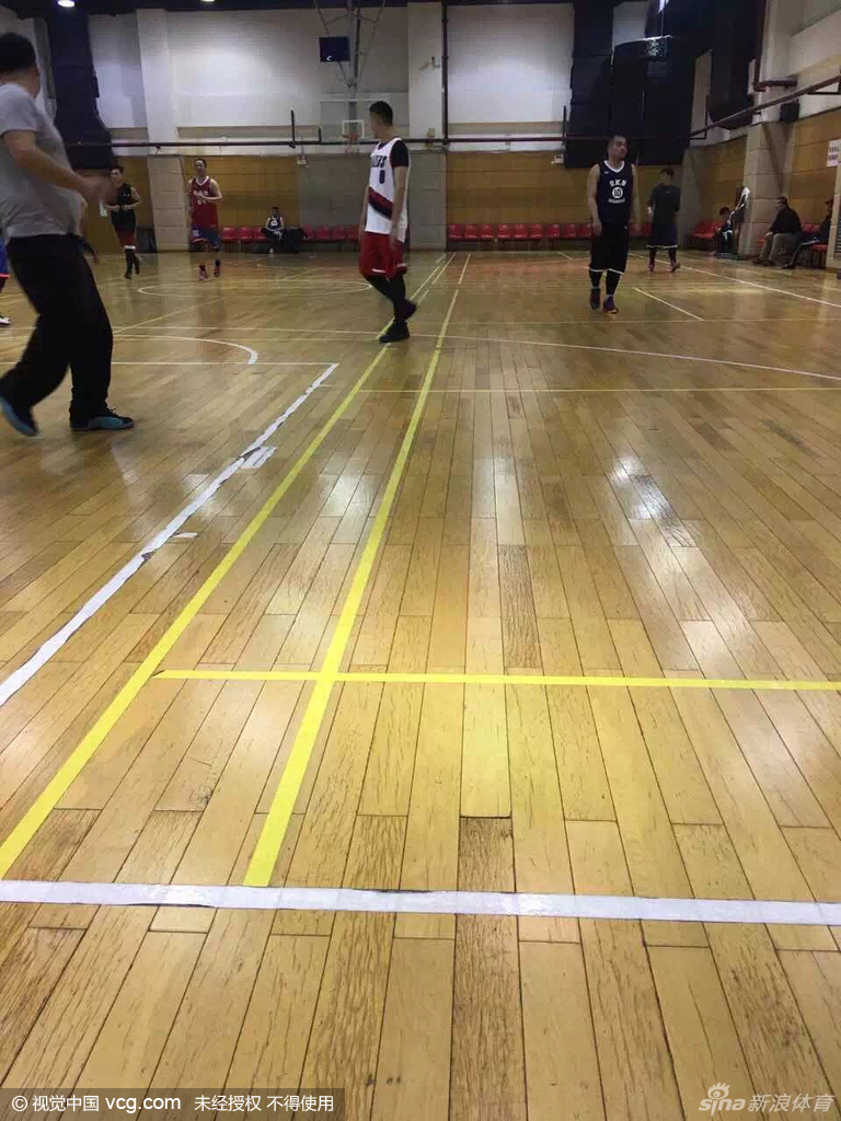 比赛结束后吴亦凡露出轻松惬意的笑容，怀抱篮球尽兴而归