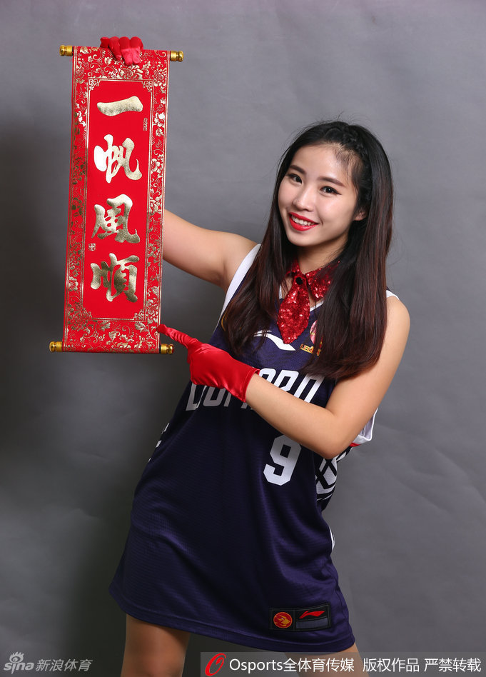 一展好身材！篮球宝贝侧身回眸，红唇浅笑，完美身姿迎接猴年到来。