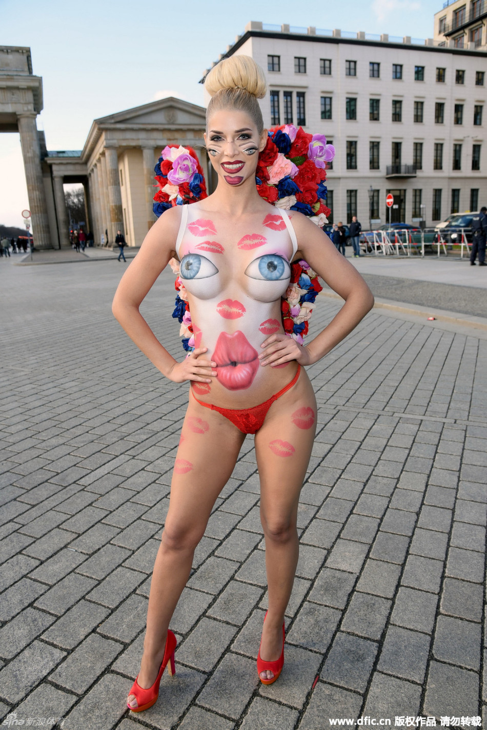 足球宝贝舍费尔人体彩绘秀曼妙身材 -- 佛山E家