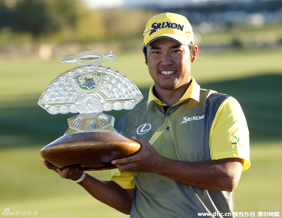 松山英树凝视着蜿蜒的球道,神情专注,仿佛正在脑中预演即将决定冠军归属的关键一击