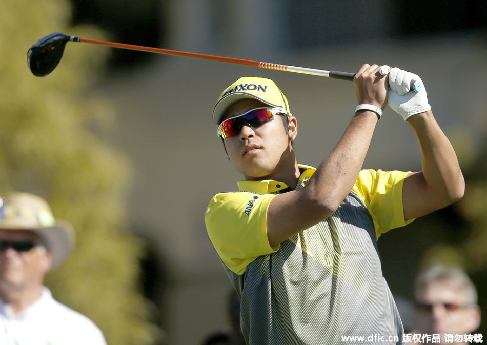 瑞奇·福勒在巨大的压力下准备挥杆,他紧抿嘴唇,眼神锐利,身后是屏息以待的观众