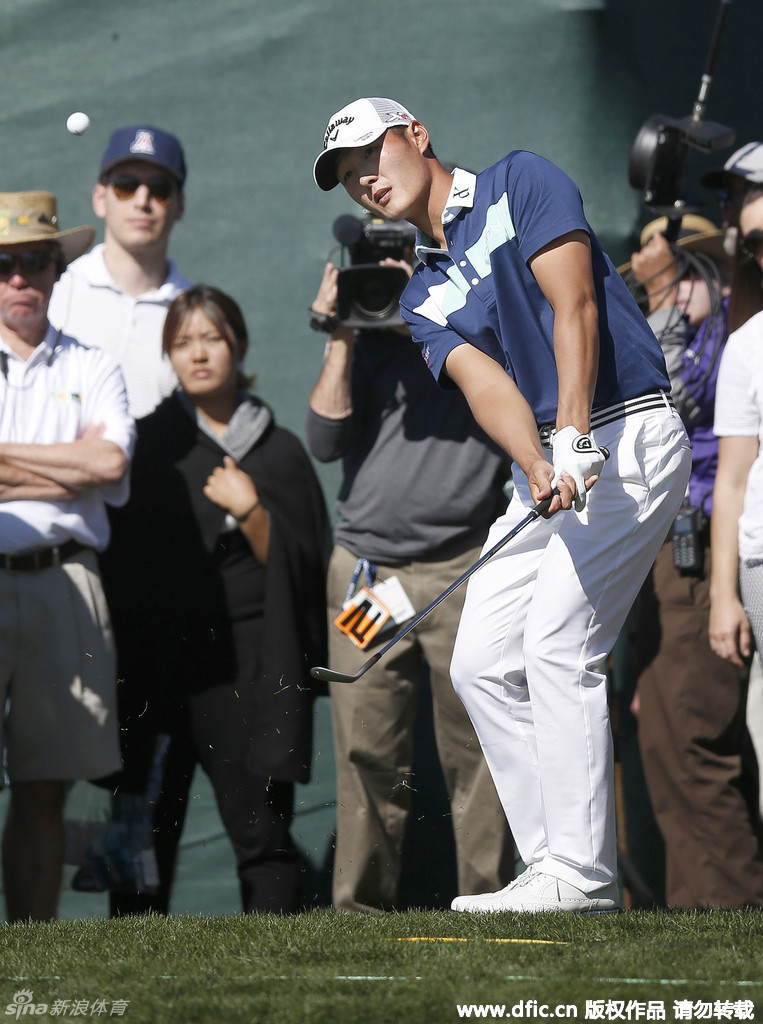 松山英树在果岭边细致地观察推杆线路,他半蹲的身体与手中的球杆构成一个稳定的三角