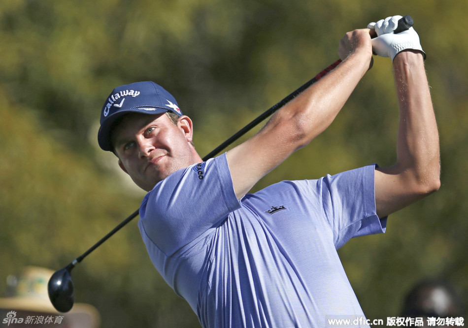 福勒在沙坑中救球,沙砾飞扬,展现了他绝不放弃的拼搏精神