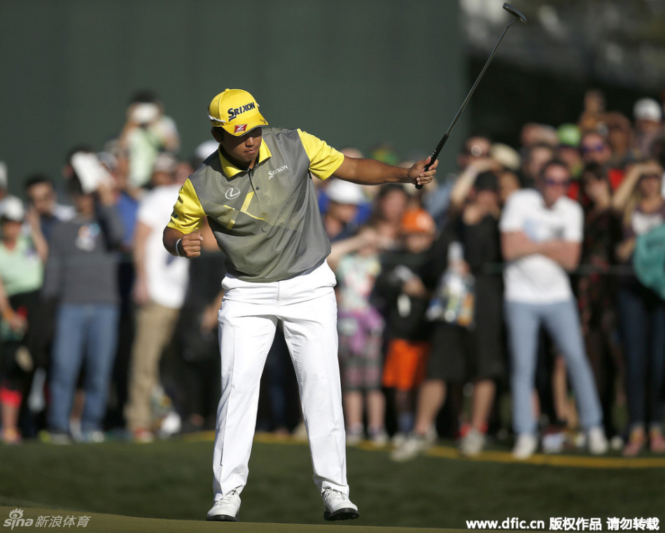 松山英树在万众瞩目下高高举起冠军奖杯,灿烂的笑容与奖杯一同在阳光下闪耀