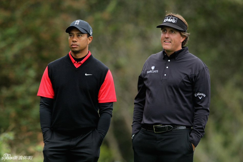 喜剧巨星比尔·默里头戴滑稽伞帽，在细雨中于圆石滩球场展现招牌式幽默