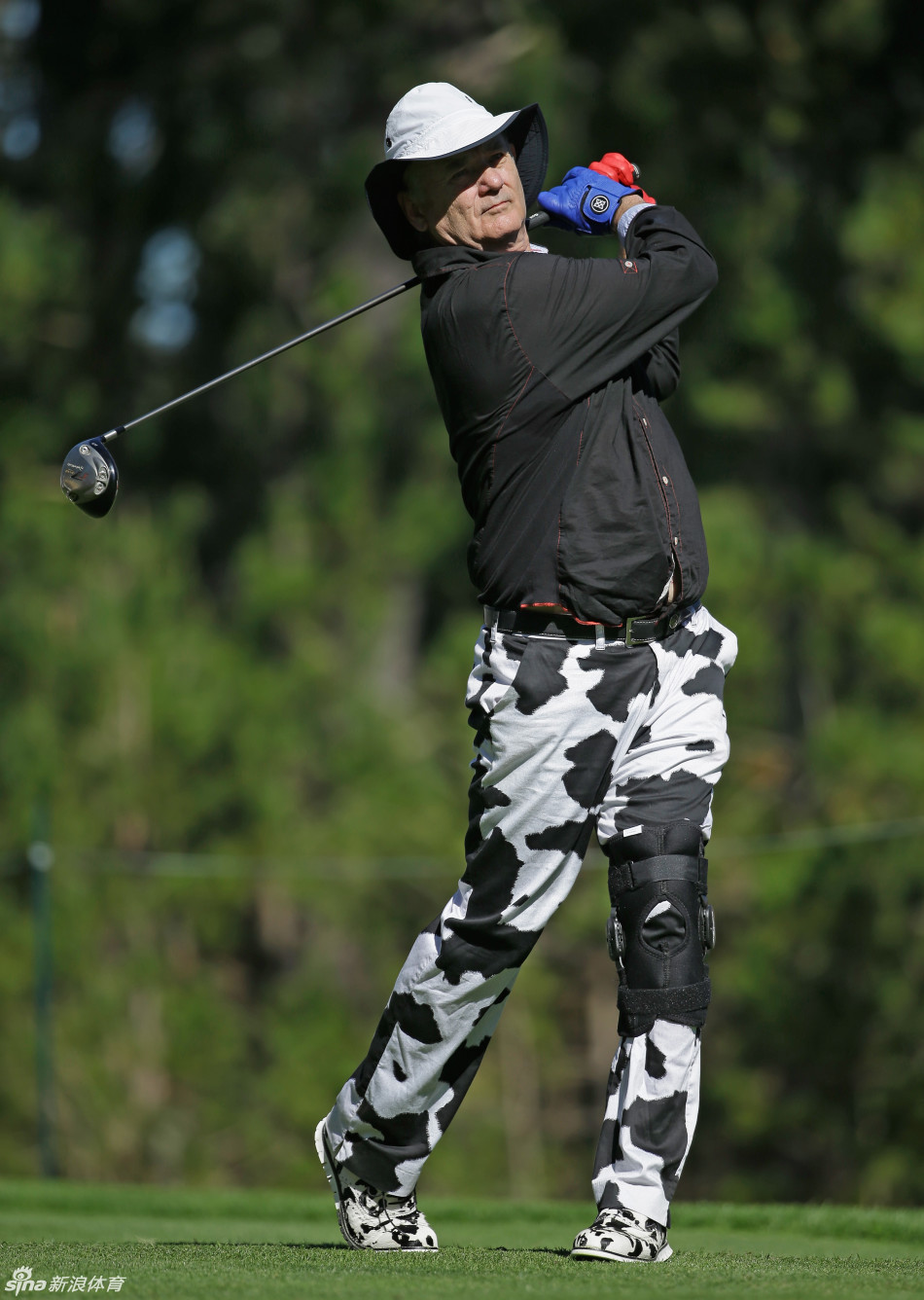 安迪·默里与新娘在教堂婚礼后携手离开，沐浴在幸福阳光下开启人生新篇章