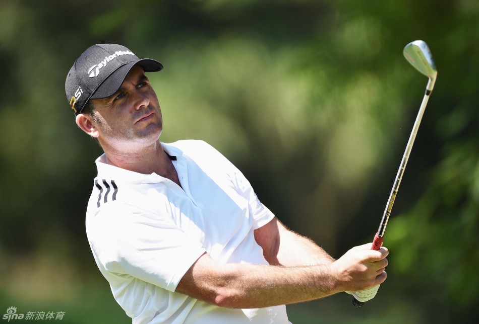 南非名将肖尔·舒瓦泽尔在球道上从容挥杆,动作优雅流畅,尽显大师赛冠军的王者风范