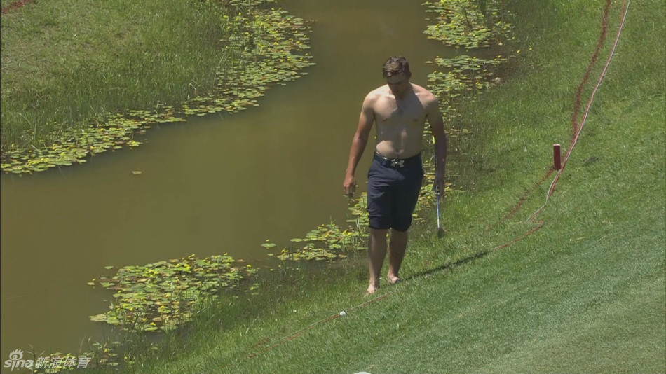 安东尼·迈克尔在果岭上小心推击,表情严肃,显示出争夺欧巡赛首冠的巨大压力与决心