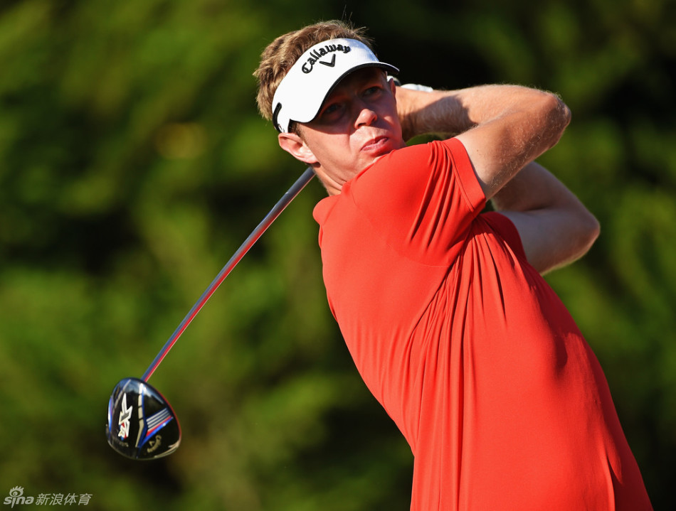 年轻的本·埃文斯在长草区奋力挥杆救球,身体充分扭转,展现出高尔夫运动的力量与动态之美