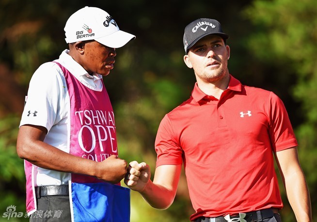 肖尔·舒瓦泽尔在夺冠热门形势下,于球道木杆进攻果岭,动作稳定自信,展现出对胜利的强烈渴望