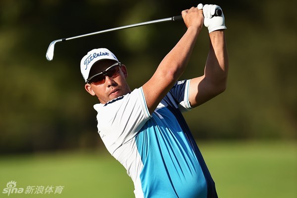 海顿·波蒂厄斯在沙坑中上演精彩救球,他赤膊上阵,肌肉线条紧绷,沙粒飞溅,充满野性与力量感