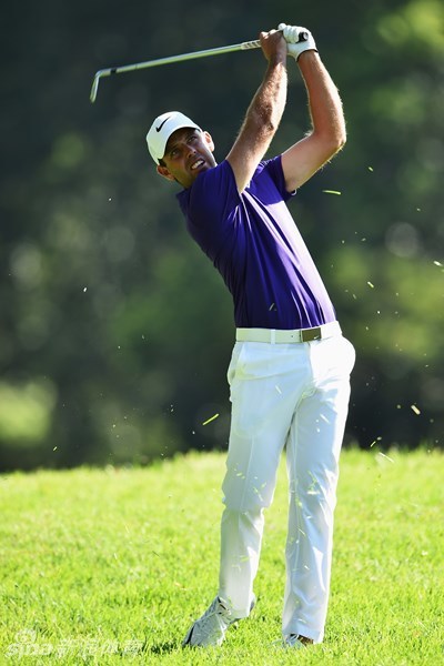 海顿·波蒂厄斯与球童碰拳庆祝,两人笑容灿烂,眼神交流中充满信任,共享高尔夫赛场上的成功时刻