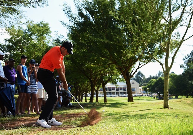 赞德-隆巴德在球道上挥杆，动作流畅充满力量，神情专注。