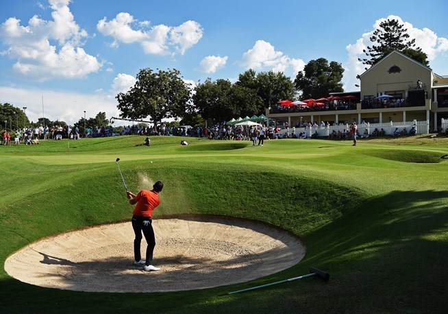 英格兰球员迈克尔在沙坑中救球，面临严峻考验。