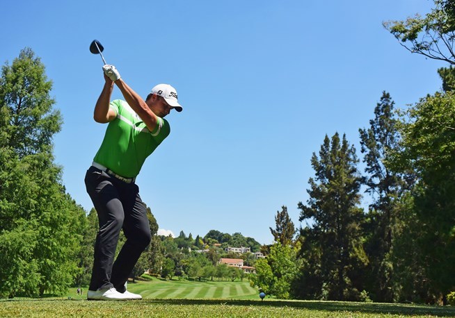 赛场周边的南非观众聚集在果岭旁，聚精会神地观看比赛。