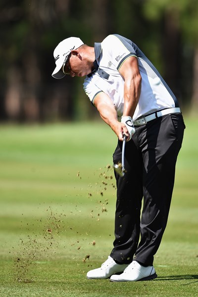 夕阳下的铜叶球场美景，球道与天空构成一幅宁静的画面。