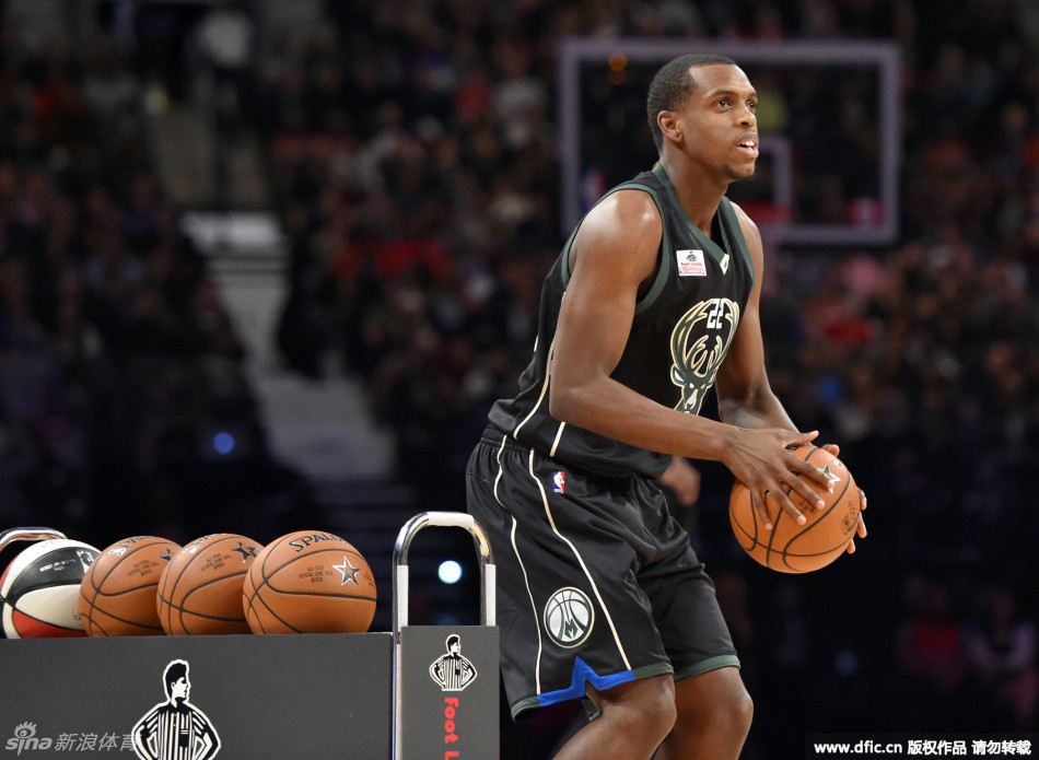 三分赛-汤普森击败库里夺冠 27分平萌神纪录 -