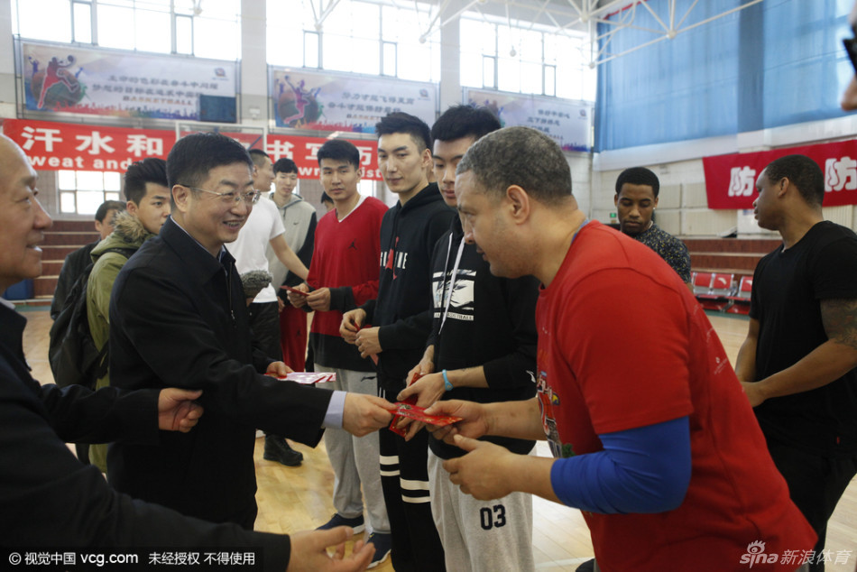 训练场上，女篮队员们围拢在领导身旁认真聆听，后排高大的队员即使穿着训练服也难掩飒爽英姿，眼中闪烁着对胜利的渴望