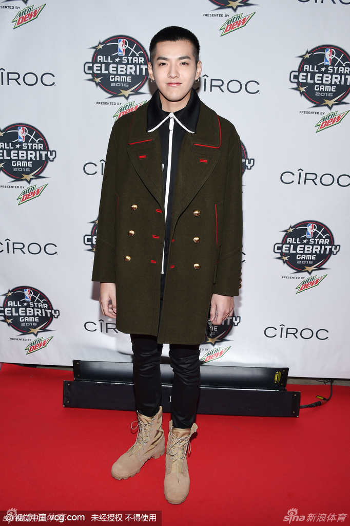 赛前热身时，吴亦凡专注地进行拉伸训练，眼神中透露出对比赛的渴望与认真。