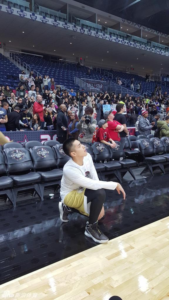 吴亦凡控球组织进攻，沉着冷静地观察场上局势，颇有几分指挥官的风范。