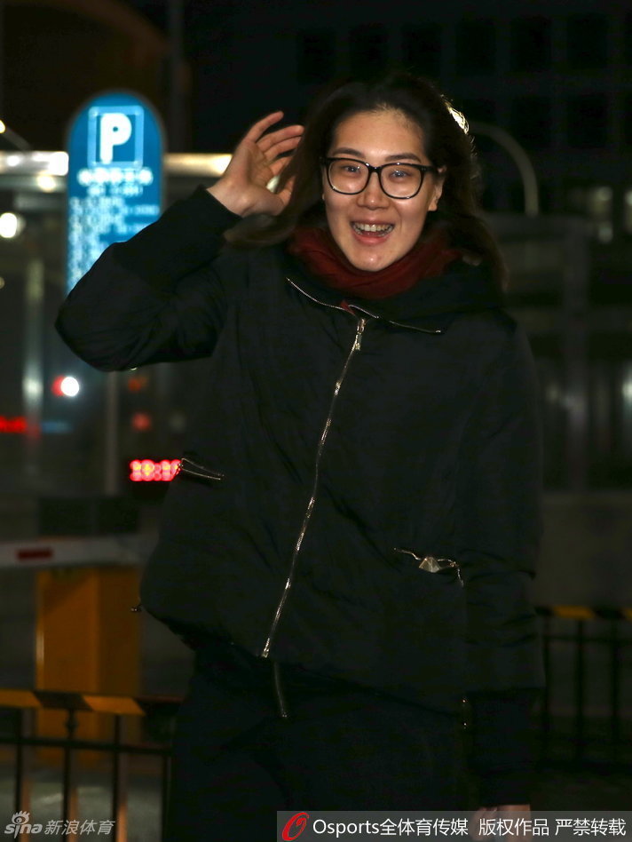 中国女篮主教练汤姆·马赫与家人一同现身报到现场，神情轻松，家人陪伴让备战前夕充满温情。