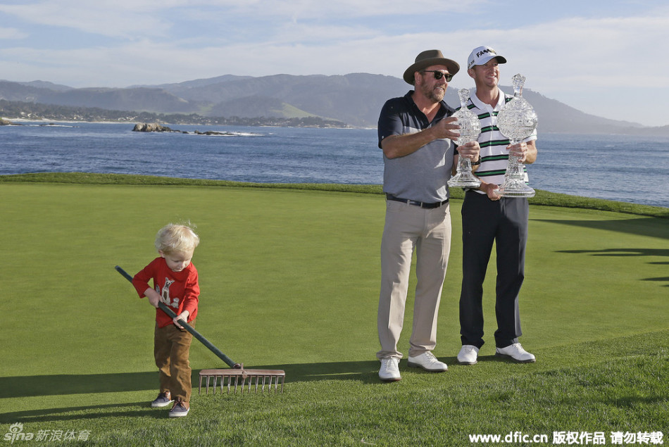 好莱坞传奇克林特·伊斯特伍德将冠军奖杯颁给泰勒,老牛仔嘴角微扬,眼神锐利而深邃,仿佛一场电影里的经典对峙场景。