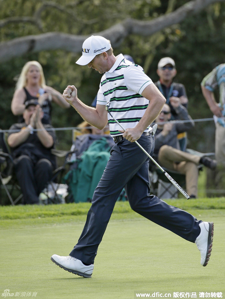 泰勒在练习果岭上专注推杆,夕阳余晖为他勾勒出金色的轮廓,眼前的奖杯是对他十一年坚持最好的犒赏。