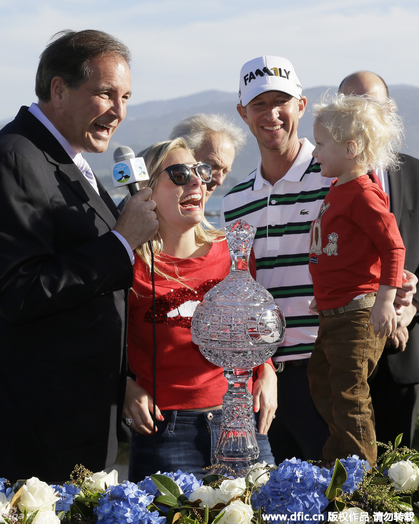 决赛轮关键推杆进洞后,泰勒紧握拳头仰天怒吼,积压十一年的压力与激情在这一刻彻底释放。