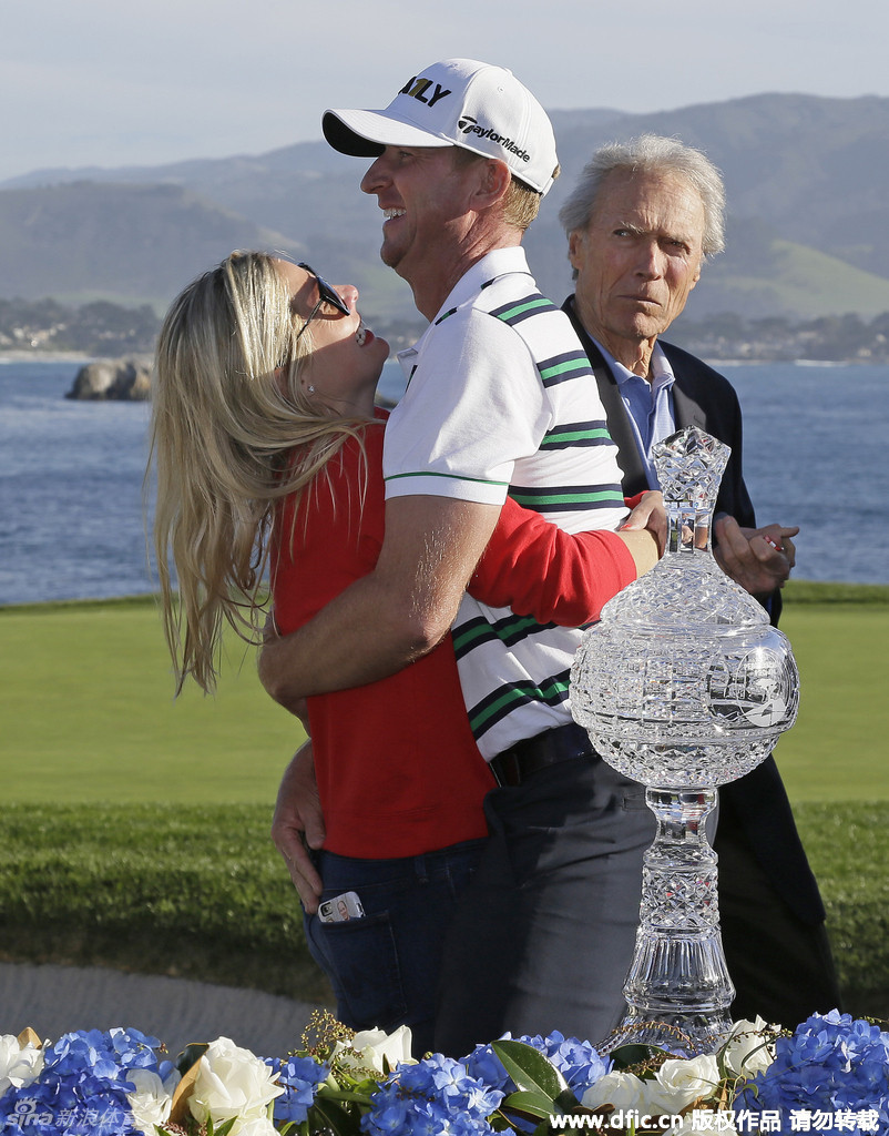 沃恩·泰勒深情亲吻冠军奖杯,泪水或许已在眼眶打转,这是对漫长低谷期最彻底、最甜蜜的告别。