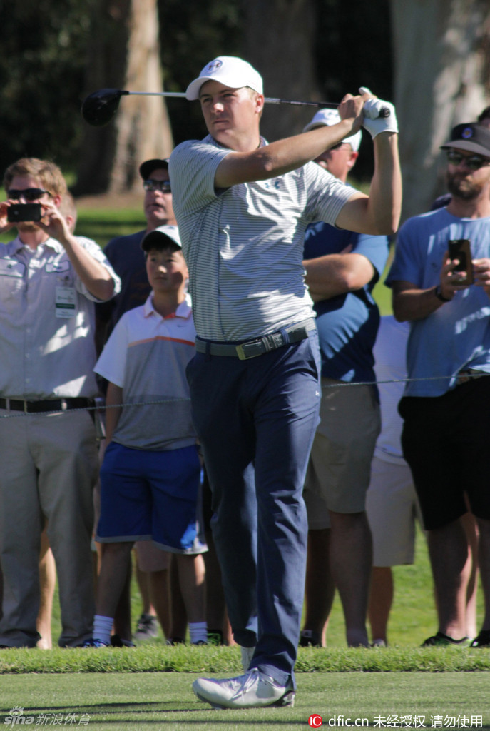 完成一次漂亮的挥杆后，斯皮思优雅收杆，目光追随着空中飞行的白球