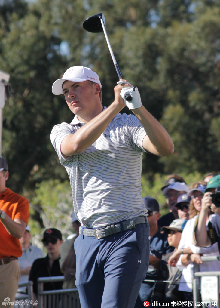 站在发球台上，斯皮思神态专注而坚定，准备迎接新一轮的挑战