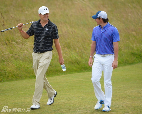 传奇球星约翰·戴利在练习果岭上专注推杆,他独特的身影与姿势吸引了现场观众的目光。