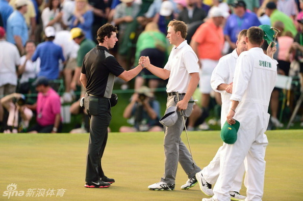 美国名将贾斯汀·伦纳德在练习中目视前方,面部的胡须与墨镜为他增添了一份资深老将的沉稳气质。