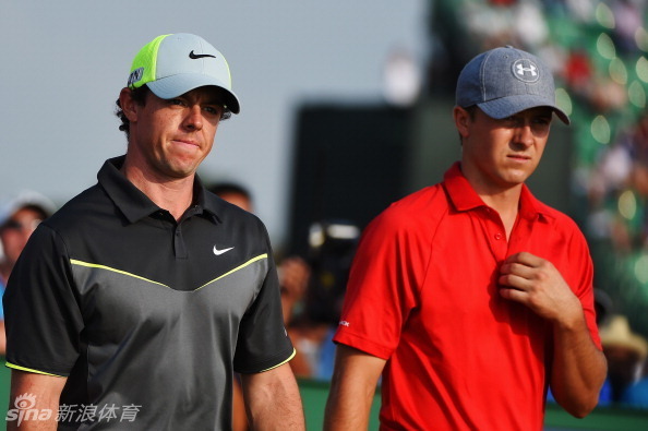 西班牙名将塞尔吉奥·加西亚在练习轮中露出标志性笑容,阳光洒在他的脸上,展现出大赛前的积极心态。